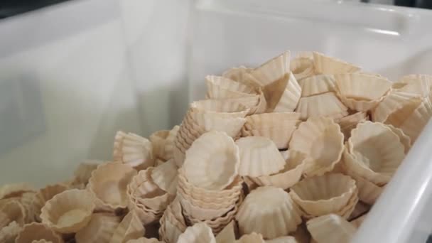 Вафельні кошики падають на купу у великий металевий контейнер закрити — стокове відео