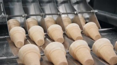 Waffle bardakları satırlarda dağıtılan taşıma ekipmanlarını takın