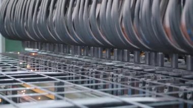 Modern kaynak makinesi fabrikada büyük bir inşaat levhası kalıbı oluşturuyor.