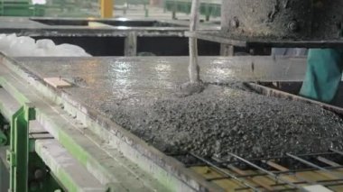 profesyonel işçiler beton panel kalıbını betonla doldurdu