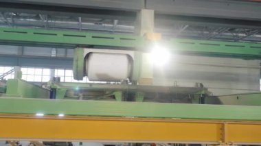 otomatik kablo taşıyıcı yeşil demiryolu desteği boyunca hareket eder