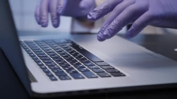 Dokter bekerja pada laptop di pusat penelitian coronavirus — Stok Video