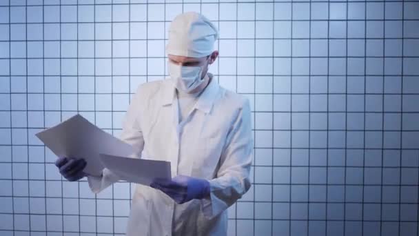 Läkarkontroller testresultat i coronavirus modernt laboratorium — Stockvideo