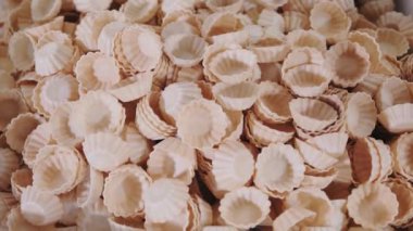 waffle sepetleri takip eden paketleme sahnesi için yığın üzerine düşer