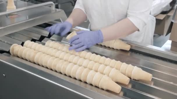 Woman worker selects one-piece waffle cups for packaging — Stock Video