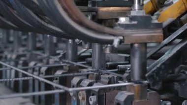 modern nokta kaynak makinesi büyük metal demiri kalıbı oluşturuyor
