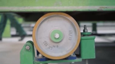 Gri rengin şerit taşıyıcı paten desteği yakın çekim döndürür