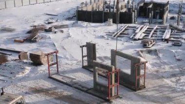İşçi ev inşa etmek için kancaya kanca takmak için süspansiyon panelini bekliyor