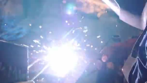 Geschoolde werknemer in speciale helm lassen metalen wapening elementen — Stockvideo