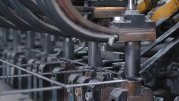 Moderne vlek lassen machine creëert grote metalen rebar mal — Stockvideo