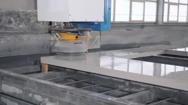 Grote polijstmachine beweegt over wit betonnen paneel — Stockvideo