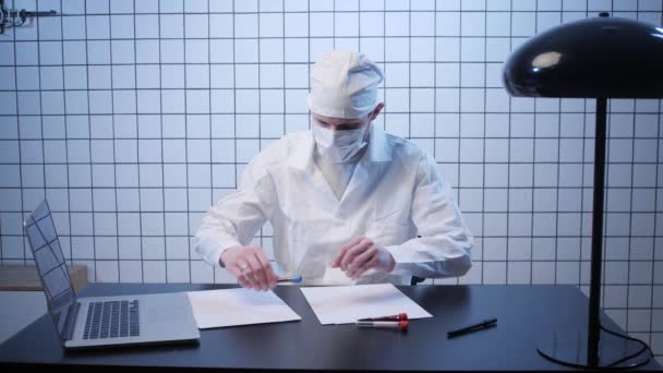 Cientista trabalha em laptop no laboratório de pesquisa coronavírus — Vídeo de Stock