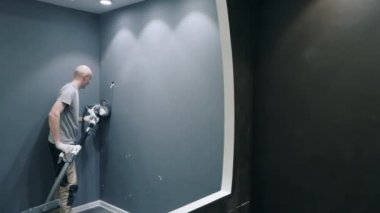 İşçiler öğütme makinesi kullanarak düz onarım yapıyorlar.