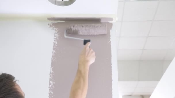 Experienced contractor colours white wall near ceiling — Stock Video