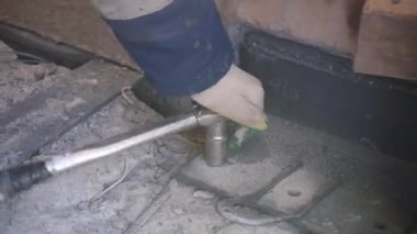 Adam beton bölümü yakın görünüm için aracı döndürür