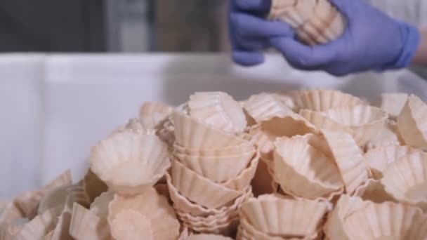 Trabalhador leva waffles e coloca cestas em cima uns dos outros — Vídeo de Stock