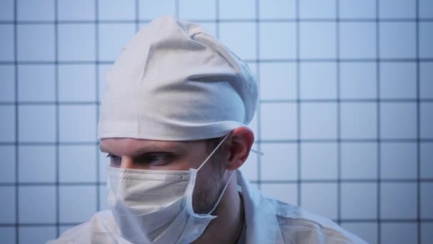 Lekarz w czapce zdejmuje maskę w laboratorium badań nad koronawirusem — Wideo stockowe