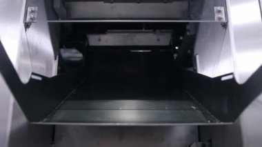 Waffle 'lar son aşamaya geçerken kompartımandan düştü.