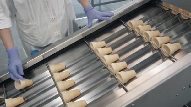 Trabalhador da planta controla o movimento de waffles no transportador — Vídeo de Stock