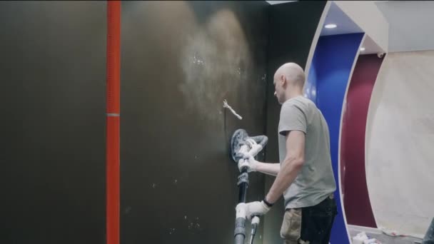 Employee performs house renovation and smooths out walls — Stock Video