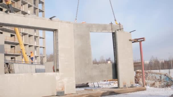 Autokran hebt mehrschichtiges Wandpaneel zum Einbau ins Haus — Stockvideo