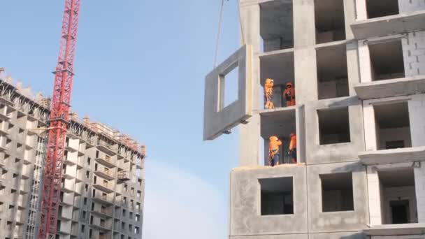 Construtores no bloco do painel de controle do assoalho que se move pelo guindaste da torre — Vídeo de Stock