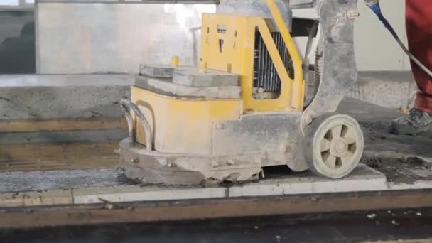 Tapasztalt gyári munkás polírozza nagy beton panel — Stock videók