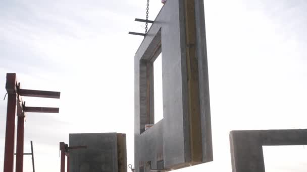 El equipo de elevación lleva el panel de pared al edificio para la instalación — Vídeo de stock