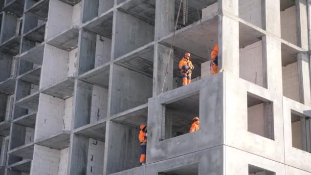 Builders finish mounting lifted concrete panel in house — 비디오