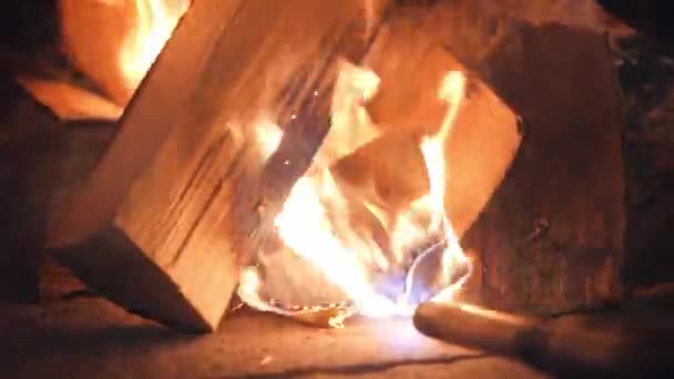 Κουζίνα εργαζόμενος βάζει φωτιά σε καυσόξυλα χρησιμοποιώντας καυστήρα αερίου — Αρχείο Βίντεο