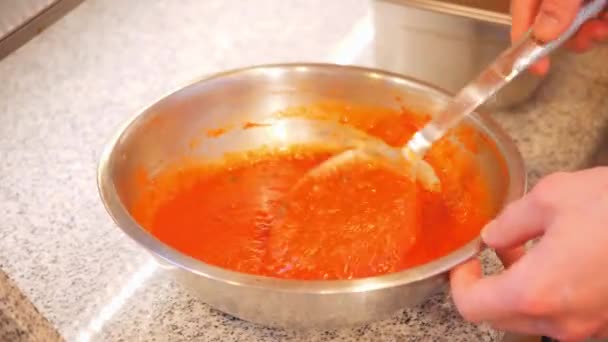 Šéfkuchař míchá rajčatovou omáčku v kovové misce vaření v restauraci — Stock video