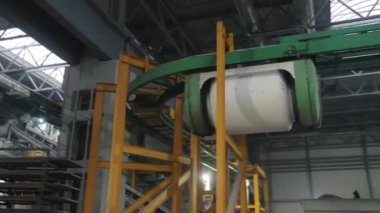 Modern kablo taşıyıcısı yeşil raylar ve dönüşler üzerinde hareket eder
