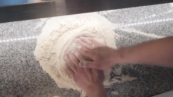 Chef ruota impasto impastato in farina rotolando sul tavolo della cucina — Video Stock