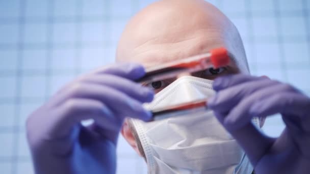 Médico detém tubos de ensaio com amostra de coronavírus close-up — Vídeo de Stock