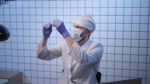 Cientista em robe olha para a amostra de sangue com coronavírus — Vídeo de Stock