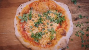 Aşçı lokantada paten bıçağıyla güzel kokulu pizza keser.