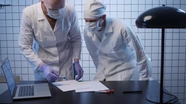 Bilim adamları Coronavirus araştırma laboratuvarında test sonuçları öğrenirler. — Stok video