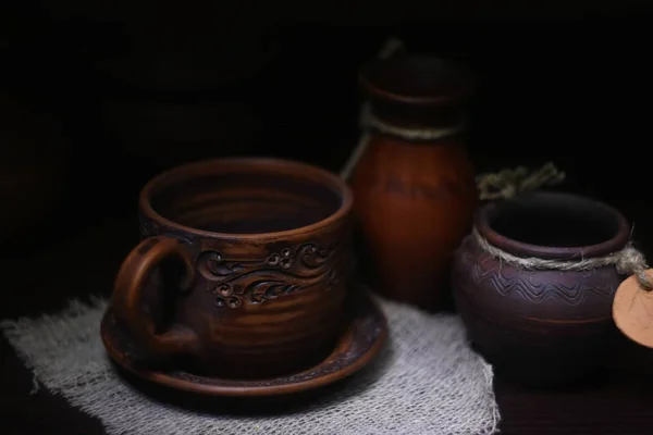 Imitação Antiguidades Nosso Tempo Pratos Cerâmica Uma Mesa Madeira Olhando — Fotografia de Stock