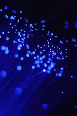 Yeni yıl ve Noel renk aydınlatması. Selamlama patlaması illüzyonu. Işık fiber optik lambanın tuhaflıkları.