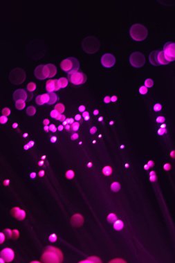 Yeni yıl ve Noel renk aydınlatması. Selamlama patlaması illüzyonu. Işık fiber optik lambanın tuhaflıkları.