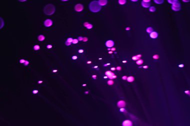 Yeni yıl ve Noel renk aydınlatması. Selamlama patlaması illüzyonu. Işık fiber optik lambanın tuhaflıkları.