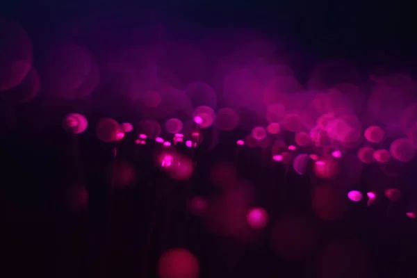 Yeni yıl ve Noel renk aydınlatması. Selamlama patlaması illüzyonu. Işık fiber optik lambanın tuhaflıkları.