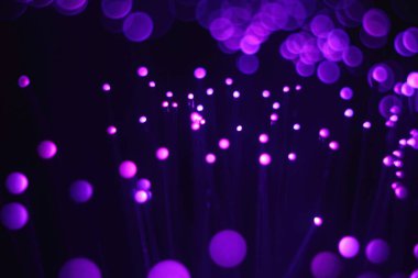 Yeni yıl ve Noel renk aydınlatması. Selamlama patlaması illüzyonu. Işık fiber optik lambanın tuhaflıkları.