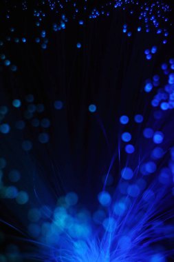 Yeni yıl ve Noel renk aydınlatması. Selamlama patlaması illüzyonu. Işık fiber optik lambanın tuhaflıkları.