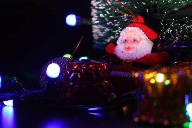 Noel ve Yeni Yıl için renkli Noel süslemeleri.