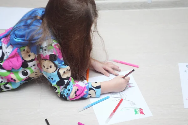 Ένα κορίτσι ζωγραφίζει τις παιδικές της φαντασιώσεις με στυλό τσόχας σε χαρτί. — Φωτογραφία Αρχείου