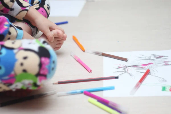 Una chica dibuja sus fantasías de la infancia con rotuladores sobre papel . —  Fotos de Stock