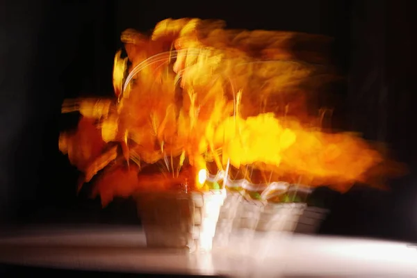 Borrão quando a câmera se move, imagens abstratas de fogo, vento ou luz solar . — Fotografia de Stock