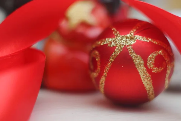 Ljusa färgglada julgran dekorationer i vita och röda toner. — Stockfoto