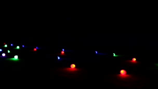 Volando Sobre Centelleo Multicolor Luces Brillantes Una Guirnalda Que Yace — Vídeo de stock